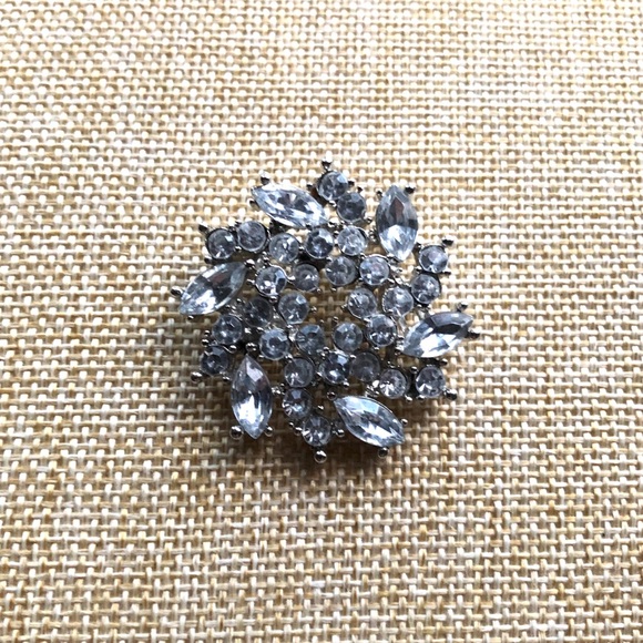 Jewelry - ❤️ 5 for $15 Silver Color Rhinestone Brooch
